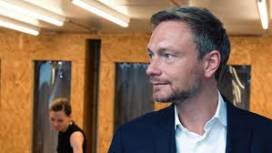 Christian lindner, fdp's top candidate, sets out vision for german economy, refugee policy the liberal party head has attacked angela merkel's refugee policy in an interview with dw, claiming that. Fdp Im Wahlkampf Lindner Auf Allen Kanalen Politik Stuttgarter Nachrichten
