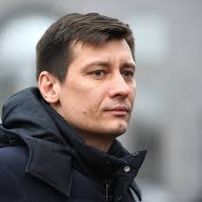 Оппозиционный политик, бывший депутат гд дмитрий гудков покинул страну, чтобы в настоящее время дмитрий гудков проходит в россии подозреваемым по делу о неуплате. Policiya Zaderzhala Dmitriya Gudkova Po Delu O Neuplate Dolgov Policiya I Specsluzhby Silovye Struktury Lenta Ru