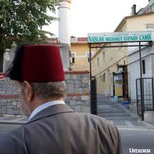 Kadir mısıroğlu'nun fesinin, mezarının başına konulduğu görüldü. Ustad Kadir Misiroglu Muhibbani On Twitter Ben Kendimi Mezar Tasinin Uzerinde Sakiyan Bulbule Benzetiyorum Anlatiyorum Fakat Dinleyenler Olu Ustad Kadir Misiroglu Https T Co N1u3fjcchm