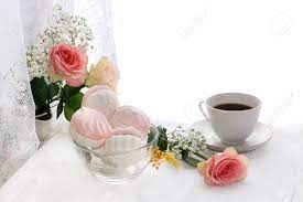 Filiżanka Kawy I Kwiaty Na Jasnym Tle, Życzenia Dobrego Poranka I Dobrego  Dnia, Przytulny Dom Zdjęcia royalty free, obrazki, obrazy oraz fotografia  seryjna. Image 119620413