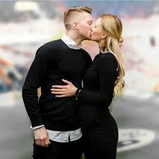 Es klingelt an der tür und wie erwartet steht hannah in der tür. League Of Wags Footballers Wags Kids Marco Reus And Scarlett