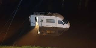 On ne vit pas en camping car comme à la maison ni comme les personnes qui l'utilisent uniquement pour leurs vacances, même si on a toujours « l'impression » d'être en vacances lorsqu'on ne travaille pas, ce qui est mon cas puisque je suis à la retraite. Inondations En Lot Et Garonne Il S Endort Dans Son Camping Car Un Pecheur Lui Sauve