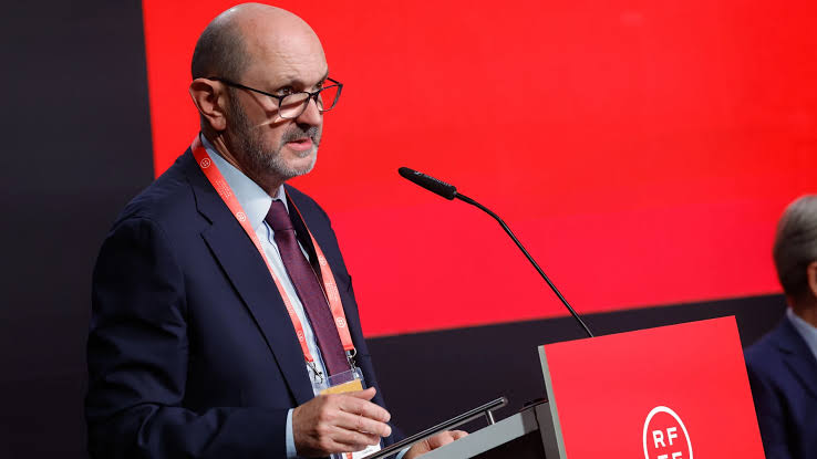 El sueldo de Rafael Louzán como presidente de la RFEF: Cuatro veces  superior al de Pedro Sánchez