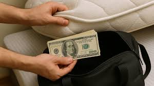 Por qué no sería seguro sacar los dólares del colchón hasta que esté regulado por ley