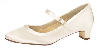 Een Elegante En Comfortabele Bruidsschoen Met Een Lage Hak Een Ronde Neus En Een Bandje Over De Wreef Bruidsschoen Trouwschoenen Lage Hakken