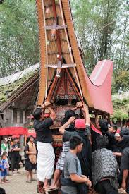 Asli dan fotokopi paspor bagi orang asing yang memiliki izin kunjungan asli dan fotokopi kutipan akta perkawinan, dalam hal yang meninggal sudah kawin, dan Mengantarkan Sang Tuan Di Upacara Rambu Solo Indonesia Kaya