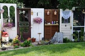 Fun Garden Vignettes From Vintage Doors Vintage Gartendekoration Garten Upcycling Vintage Turen