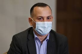 Buscan reclutar maestros, mientras cientos renuncian