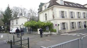 Pour se rendre à la mairie il faut aller à cette adresse nom de la ville. Mort De Johnny Hallyday Un Impressionnant Service D Ordre A Marnes La Coquette 78actu