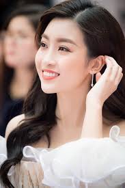 Đỗ Mỹ Linh lại đốn tim fan khi xuất hiện bên cạnh Bùi Tiến Dũng