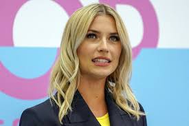 Facebook gives people the power to. Lena Gercke Trauriges Gestandnis Es War Schwer Derwesten De