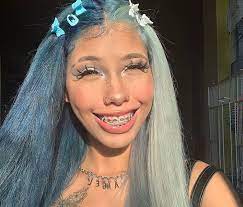 Messy hairstyles pretty hairstyles hair inspo hair inspiration alternative hair dye my hair aesthetic hair grunge hair hair trends. Pin By Bunnie On Hair Aesthetic Hair Split Dyed Hair Dyed Hair