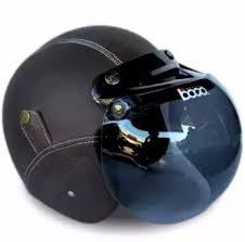 Kesan klasik terlihat jelas, kalau pake helm kayak gini kayanya bikin kita lebih berkarismatik :d, tenang saja gak bakalan disebut kuno juga. Daftar Harga Helm Bogo Terbaru Mei 2021