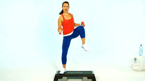 Doing step aerobics for 30 minutes can burn between 210 to 311 calories, depending on your weight and the intensity of the workout. Effektive Ubungen Mit Dem Steppbrett Kubler Sport Magazin