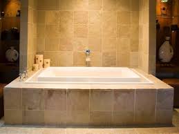 Mit einigen handgriffen ist die badewannenschürze montiert und sie ersparen sich badewanne einmauern, badewanne fliesen, verkleidung badewanne, styroporträger, badewannenträger Badewanne Einmauern Mit Ablage 35 Ideen Und Anleitung