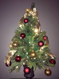 It may look dense, flamboyant compared to other christmas trees yet the combination of red and gold produces the christmas feel that can fit any home. Red And Gold Christmas Tree Decorations