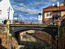 Pension podul minciunilor is located in the heart of sibiu, next to the famous bridge of liars, which was first wrought iron bridge in the country. Podul Minciunilor Spatiu Mitic Al Sibiului