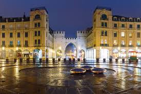 Karlsplatz is located south of innere stadt in the 4th district (wieden), close to viena state opera. Karlsplatz Munchen Shoppen Speisen Und Besichtigen