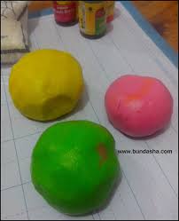 Gunakan jumlah minyak yang banyak dan api sedang. Membuat Plastisin Sendiri