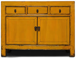 Gelb Gilt Fur Die Freiheit Von Weltlichen Sorgen Und War Einst Eine Kaiserliche Farbe Heute Noch Sind Die Gewander Der Monche Chinesische Mobel Sideboard Holz
