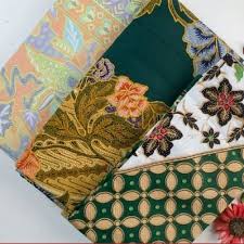 Kain batik yang cantik sebagai rok dipadupadankan dengan atasan polos, dapat menjadi pilihan busana yang menampilkan. Abg Batik Official Ar Twitter Kain Sarung Sri Terengganu D5 Kod Produk D5 05 Ciri Ciri Kain Sarung Noor Arfa Material Cotton Batik Lepas