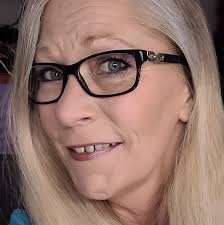 What is the best restaurant for dinner before a show at Amalie Arena?