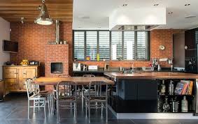 Avec ses tons sobres, cette belle cuisine moderne s'intègre en toute discrétion grâce à son design sans poignée. Mur Briques Exposees Dans La Cuisine Une Tres Belle Idee Deco Brick Wall Kitchen Brick Kitchen Exposed Brick Kitchen