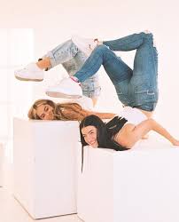 Pin By Tuvamj On Charli Damelio Cute Friend Pictures Best Friend Photoshoot Friend Photoshoot