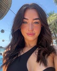 Amber Beadnell's Instagram, Twitter & Facebook