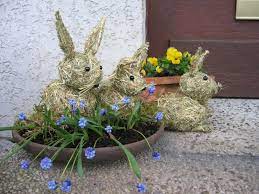 Ostern steht vor der tür, deshalb basteln wir heute einen osterhasen aus holzscheiben. Hasen Aus Heu Osternest Basteln Stroh Basteln Deco Ostern