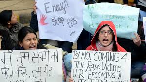 En octobre, trois adolescents du collège lamartine ont été mis en examen pour viol en réunion en mars sur une jeune fille de 13 ans dans une résidence attenante à l'établissement scolaire. Manifestations Apres Un Viol Collectif En Inde La Police Bloque Le Centre De New Delhi Radio Canada Ca
