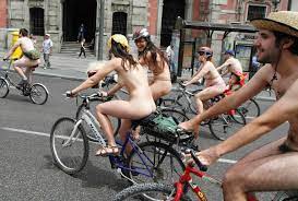 自転車エロ画像】おまいら！こんな全裸で自転車を漕ぐ女、見たことあるか！？ | エロ画像の助 | 可愛いエロ画像盛り沢山！