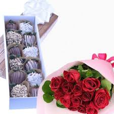 We have also designed a selection of cardboard pieces that go perfectly with your most special plant pots and flowers. Chocolate Strawberries Box With Bouquet