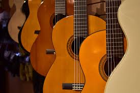 Anda juga harus berlatih agar jari anda terbiasa sehingga akan memudahkan anda dalam memainkan gitar tersebut. Cara Membeli Gitar Bagi Pemula Superprof