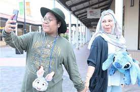 15, atau cik b dan muhammad eric zaquan,13, atau lebih dikenali sebagai kacak. Cik B Suka Budak Sayang Saya Tak Boleh Bagi Adik Kat Cik B Dato Seri Vida Oren Laici