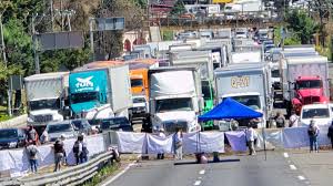 Buscadores de Edomex bloquean carretera México-Toluca