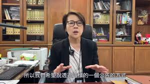 黃珊珊（1969年10月18日 － ），中華民國知名律師、親民黨籍政治人物，現任臺北市副市長，其兄為現任參謀總長 黃曙光 上將，在1998年以新黨新人之姿奪下港湖選區第一高票，順利入主臺北市議會21年；2002年加入親民黨後因其穩固的地方經營成為黨內重要公職人員並一路六連霸，直至2019年轉任台北. 1wstyk7chtin1m