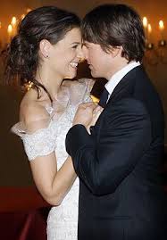 Tom Cruise And Katie Holmes Wedding Celebrity Bride Guide Celebrity Bride Celebrity Weddings Celebrity Wedding Dresses