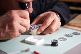 Zahlen Zur Uhrmacher Ausbildung Gold Or Uhrmacher/innen befassen sich mit der fertigung und dem zusammenbau von uhren aller art.