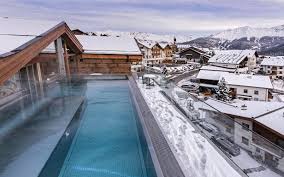Gipfel Spa Nennt Sich Der Neue Wellnessbereich Im Hotel Tirol Fiss Hier Zu Sehen Der Infinity Pool Als Highl Hotel Tirol Fiss Infinity Pool Architektur