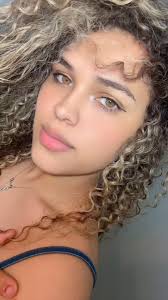 Karla Peralta , Romantica.