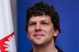 Eisenberg opowiedział w amerykańskiej telewizji o polskim obywatelstwie.  Wspomniał też o szkoleniu w wojsku