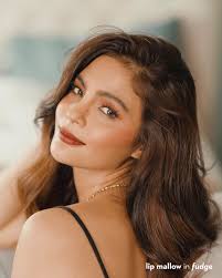 lovipoe wearing the Fudge (hazelnut shade) that's perfect for all those  virtual dates! ✨ Grab your fave mallow shade or the whole set while they're  at 15% OFF