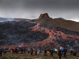 Зарубежный поп музыка для танцев регги. Photos Show Crowds Gathering In Iceland To Witness Volcano Eruption