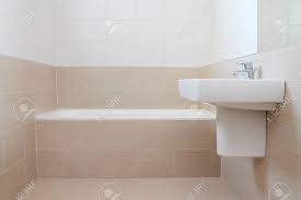 Sie sind an der richtigen stelle. Das Neue Und Moderne Badezimmer Mit Beige Und Weissen Fliesen Lizenzfreie Fotos Bilder Und Stock Fotografie Image 51041623