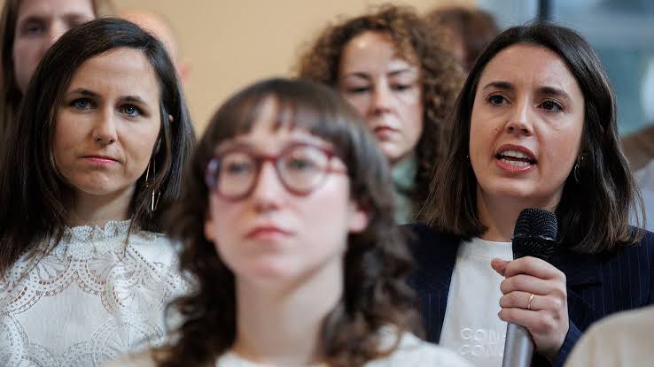 Belarra desvela que a Montero le ofrecieron una embajada para salir de la  política