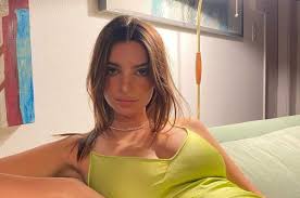 Emily ratajkowski is known as model and actress who starred in the popular blurred lines music video and appeared on icarly from 2009 to 2010. Emily Ratajkowski Criticized By A Trainer For Unrealistic Snap Of Postpartum Flat Belly Cafemom Com