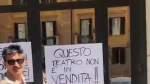 Roma, Fiorello e Biggio trasmettono davanti al Teatro delle Vittorie: "Non è in vendita!!"