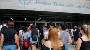 No primeiro final de semana são aplicadas as provas de redação, linguagens e seus códigos e ciências humanas e no final de semana seguinte, normalmente, são aplicadas as provas. Q3milcc1alnfim