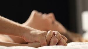 Saya ingin bertanya bagaiamana cara shalat malam pertama pengantin baru, apakah dilakukan dengan mengeraskan suara atau lirih. Diintip Tetangga Saat Malam Pertama Pengantin Baru Di Tuban Harus Terpisah 4 Bulan Begini Kisahnya Tribun Banyumas